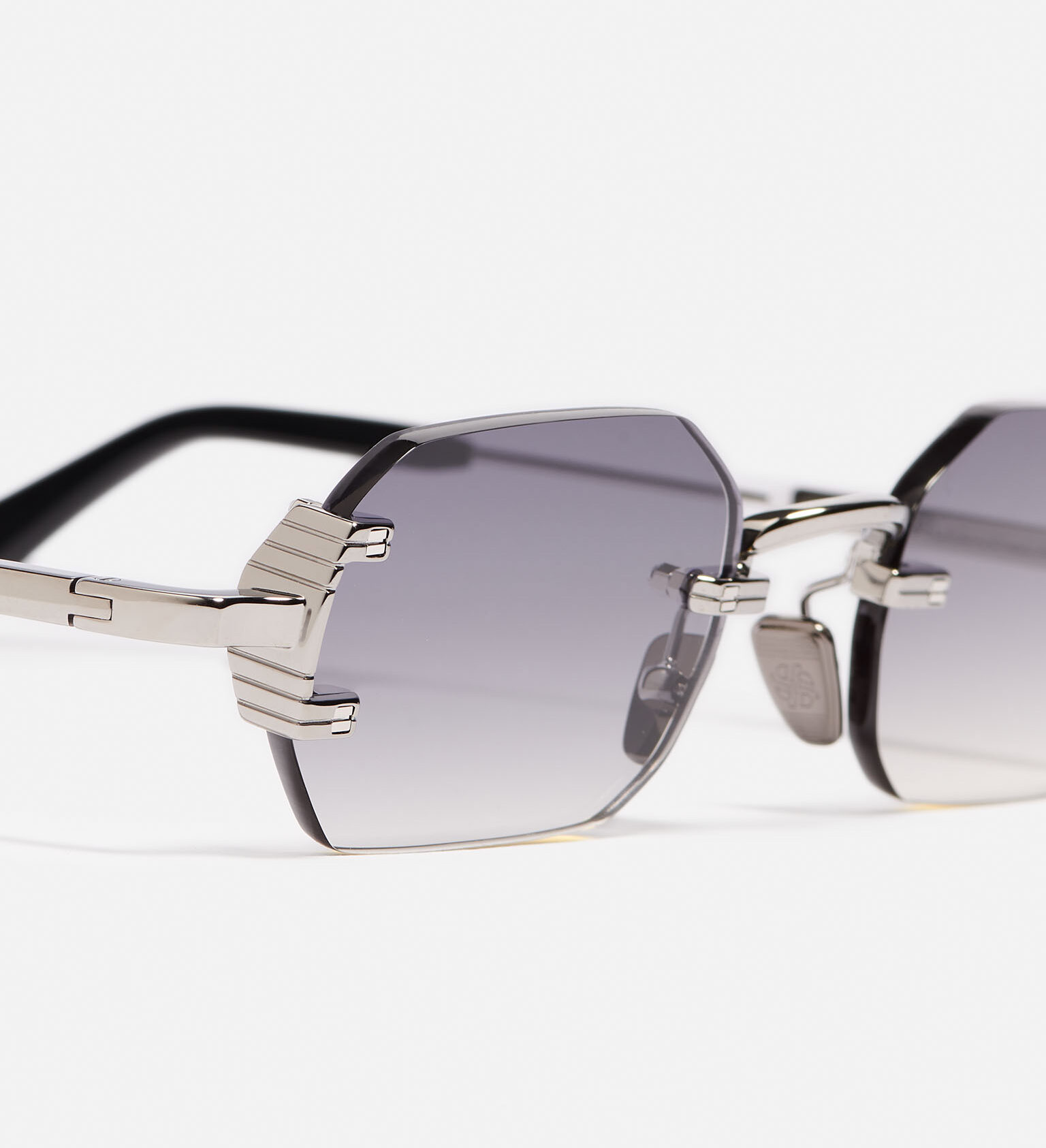 Sunglasses Model Amaru in Color C520 with Grey gradient lenses from John Dalia