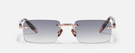 Discover the R01 in C512 from John Dalia sunglasses collection at Le Bar à Lunettes. Shop it online or in our flagship store in Liège.