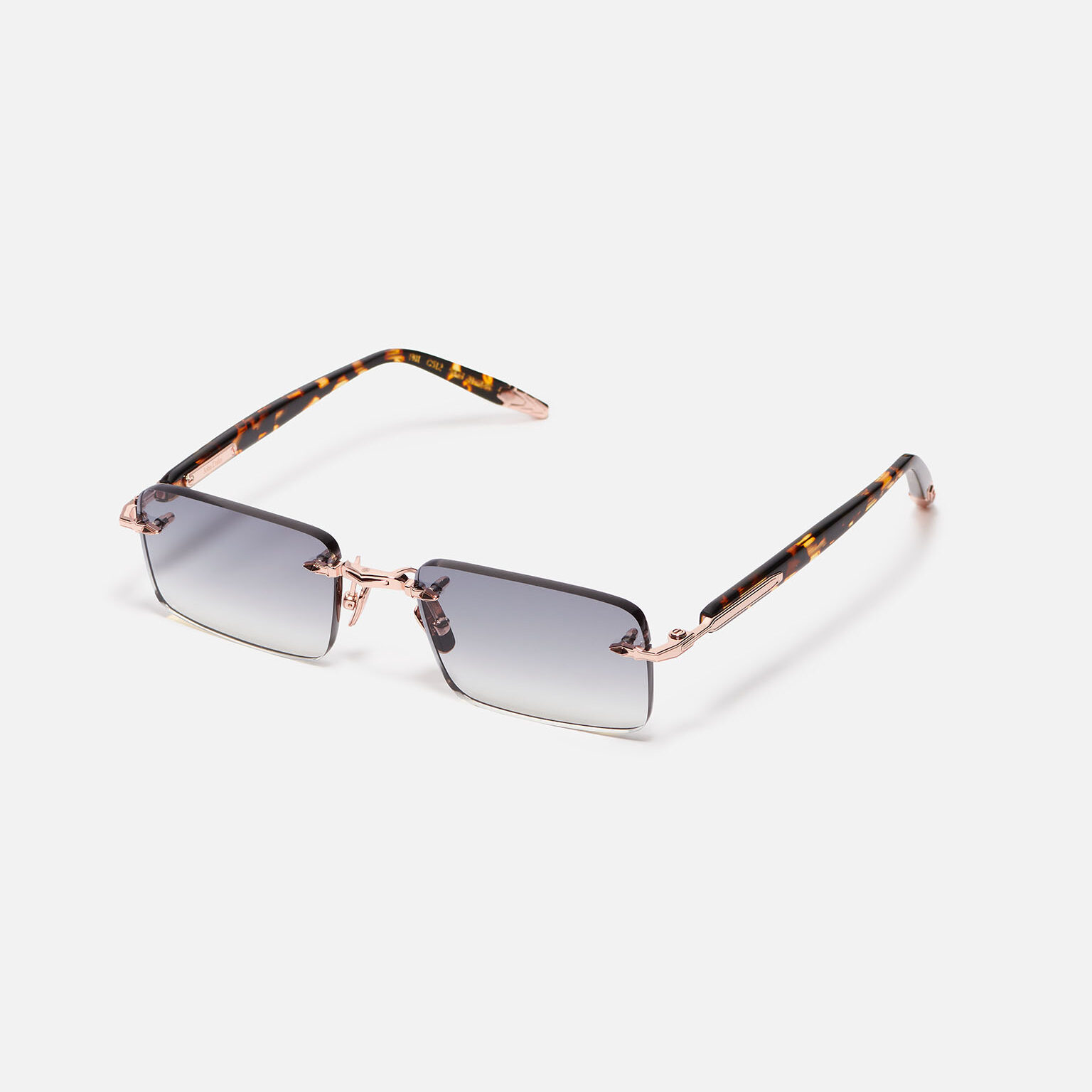 Discover the R01 in C512 from John Dalia sunglasses collection at Le Bar à Lunettes. Shop it online or in our flagship store in Liège.