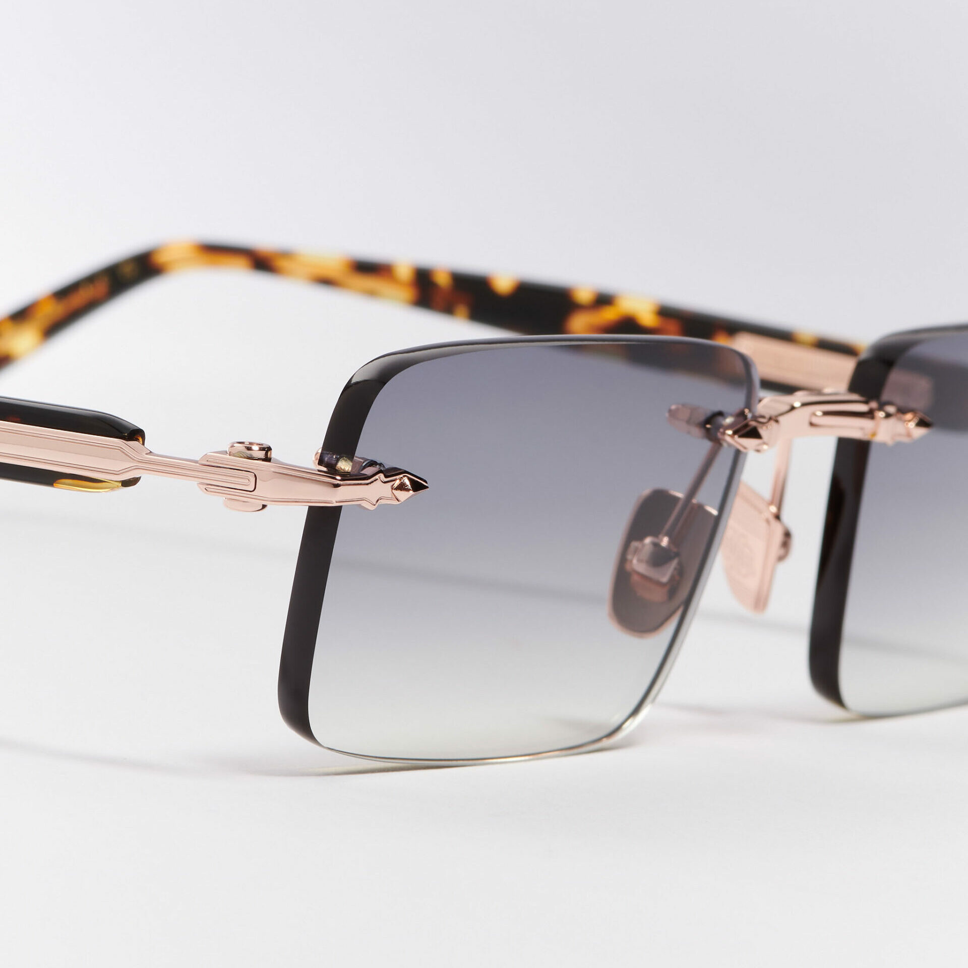 Discover the R01 in C512 from John Dalia sunglasses collection at Le Bar à Lunettes. Shop it online or in our flagship store in Liège.