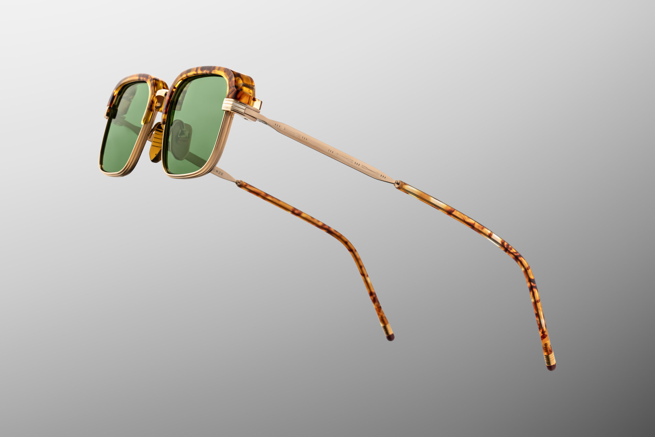 Sunglasses Model Commanche in Color VIntage Tortoise with Vintage Green lenses from Jacques Marie Mage